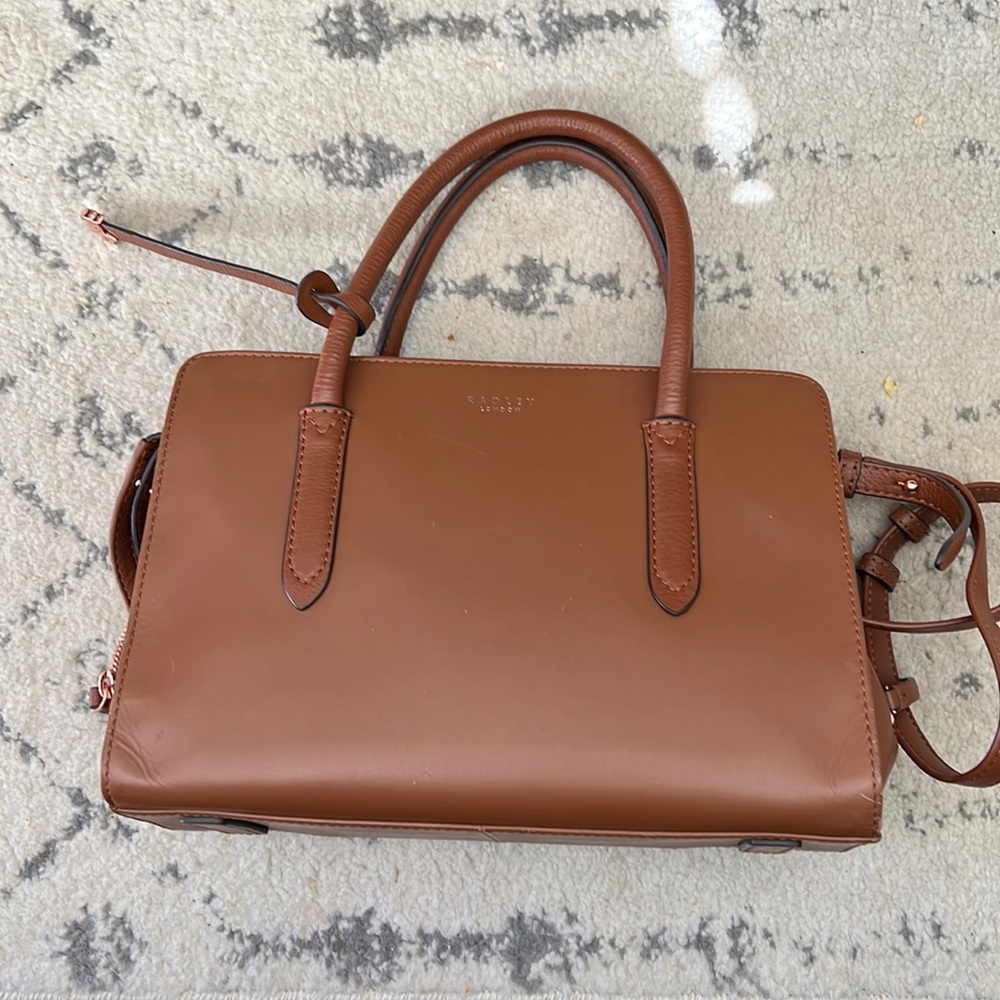 Love this bag! Amazing condition, and perfect size. 3 compartments on the inside